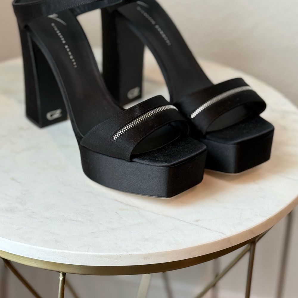 New!!!🔥Giuseppe Zanotti Black Platform Sandals (***Brand New Never Worn***)